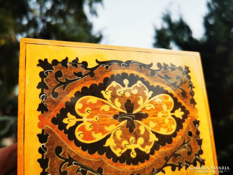 INTARZIÁS ZENÉLŐ FA DOBOZ