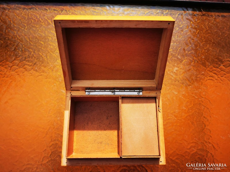 INTARZIÁS ZENÉLŐ FA DOBOZ