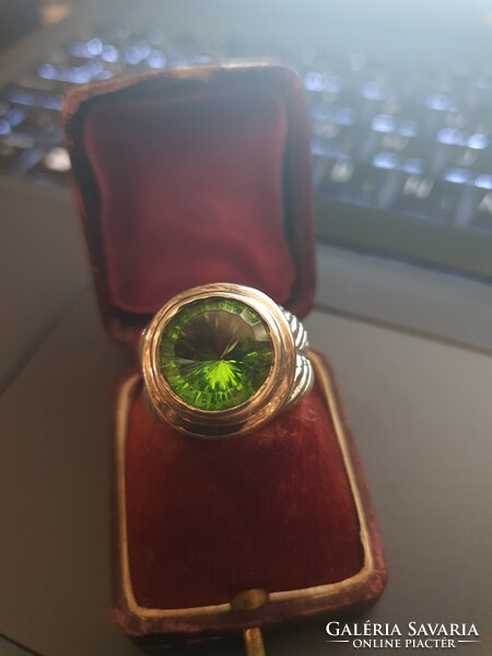 Ródiumozott peridot köves gyűrű