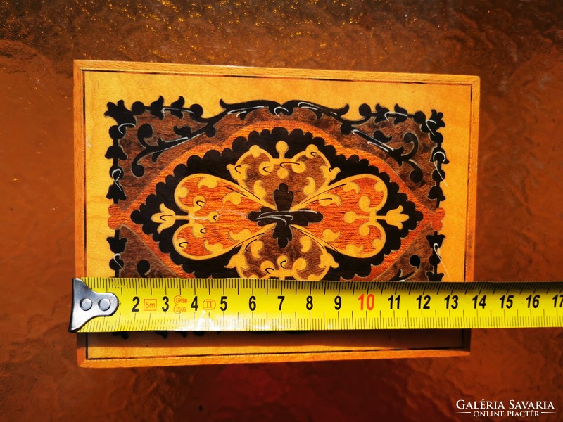 INTARZIÁS ZENÉLŐ FA DOBOZ