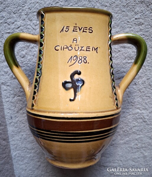 Kerámia kétfüles kancsó " 15 éves a cipőüzem " felirattal
