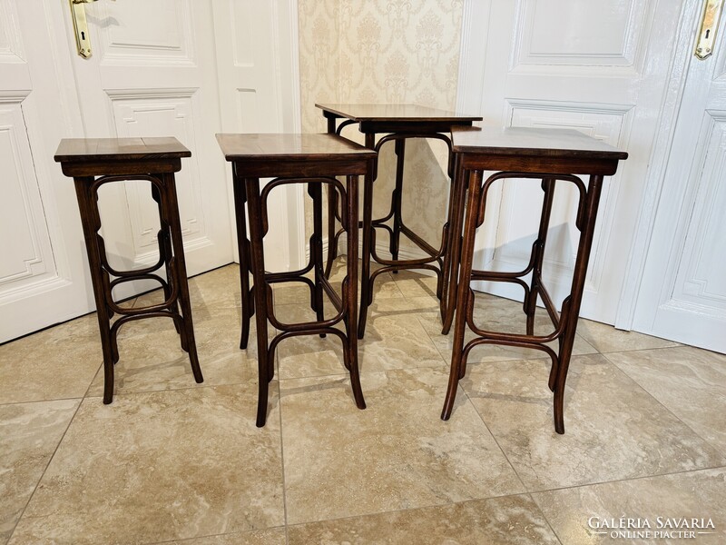 KINCSVADÁSZOKBÓL THONET lerakó asztal szett
