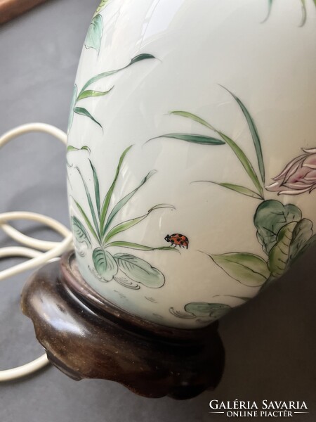 Régi kínai kézzel festett porcelán asztali lámpa fa talpazattal