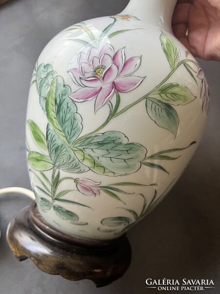 Régi kínai kézzel festett porcelán asztali lámpa fa talpazattal