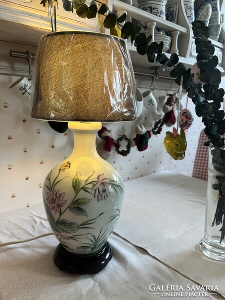 Régi kínai kézzel festett porcelán asztali lámpa fa talpazattal