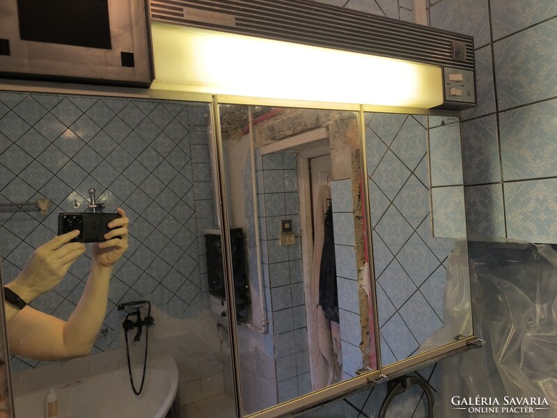 Retró tükröa fürdőszoba szekrény konnektorral és neon világítással