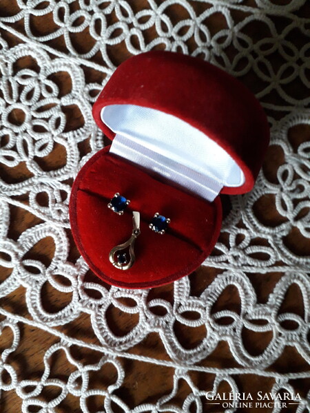 Arany fülbevaló zafírral