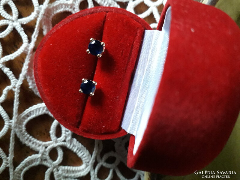 Arany fülbevaló zafírral