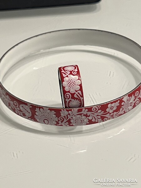 Tűzzománc ékszer szett eredeti dobozában, 6,6 cm a karkötő és 1,8 cm a gyűrû átmérôje