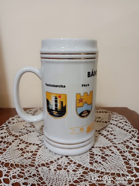 OMBKE Oroszlány  Tapolca Ajka Pècs Kazincbarcika Hollóházi bányász korsó, porcelán sörös korsó