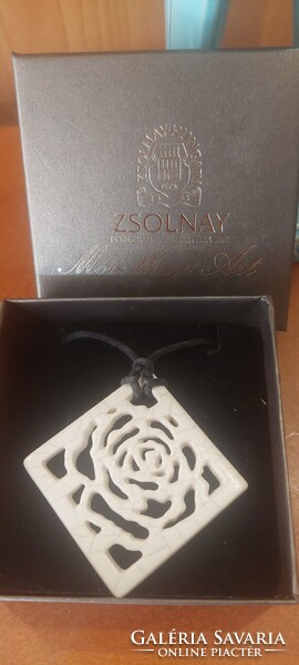 Zsolnay áttört medál