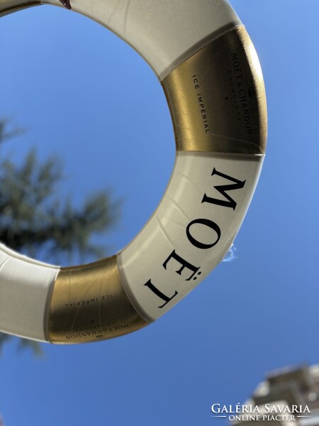 Moët & Chandon Champagne felfújható medenceúszó (úszógumi), amely az ICE IMPÉRIAL sorozat része