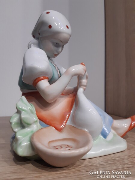 Zsolnay porcelán libatömő lány.