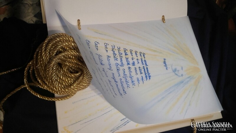 Úton. Kézzel írt versek és színes krétarajzok egymásra vetítve, ahol a szó és a kép együtt lélegzik.