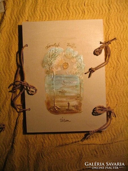 Úton. Kézzel írt versek és színes krétarajzok egymásra vetítve, ahol a szó és a kép együtt lélegzik.