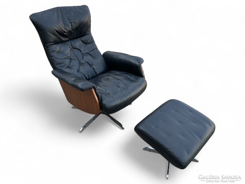Retro relax fotel lábtartóval - teak oldallap, fekete műbőr kárpit - vintage, design lounge fotel