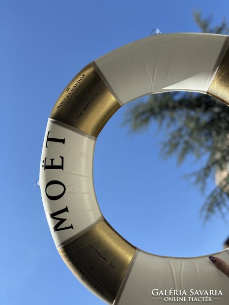 Moët & Chandon Champagne felfújható medenceúszó (úszógumi), amely az ICE IMPÉRIAL sorozat része