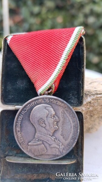 Kisezüst Vitézségi Érem (ezüstözött bronz)