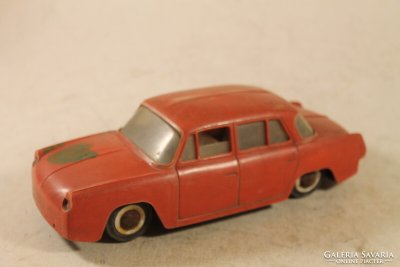 Retro lenkerekes skoda autó 516