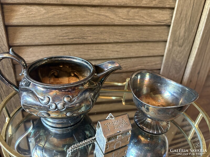 Ezüstözött gyűjtemény plusz egy tea áztató kancsó és cukor tartó plusz fém tükrös tálca