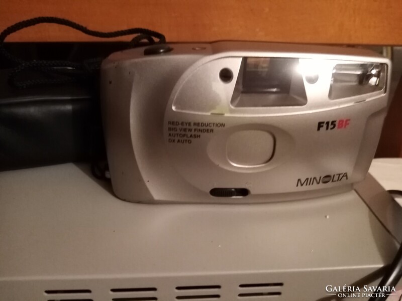 Minolta F15 BF filmes fényképezőgép tokjában.