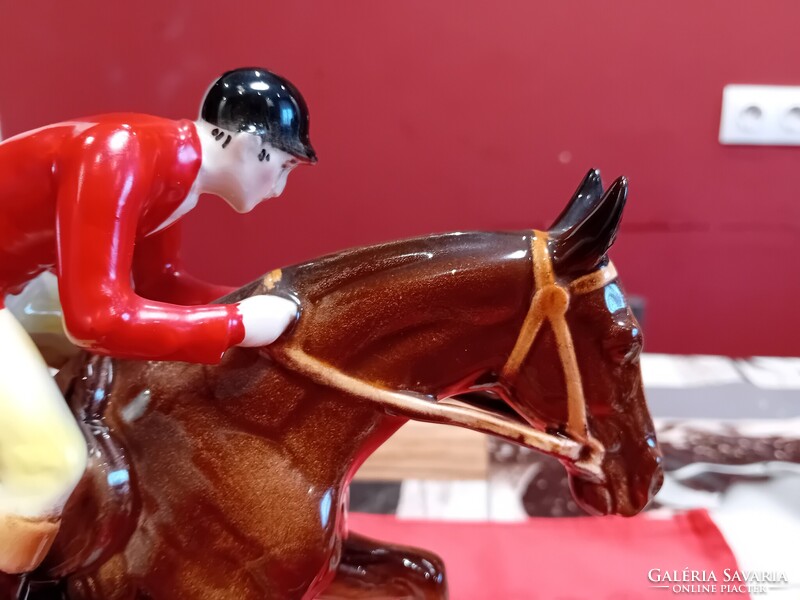 Hertwig & Co Katzhütte porcelán versenylovas