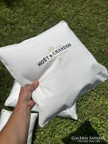 1 db Moët & Chandon mindkét oldalán hímzett kültéri díszpárna béléssel együtt