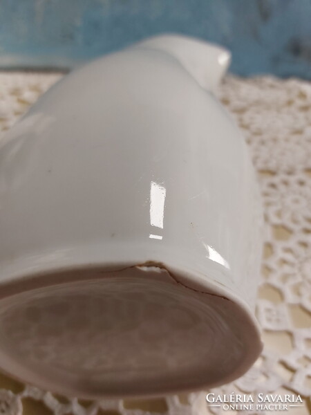 Menzás fehér porcelán kancsó, kék szegéllyel, jelzés nélkül