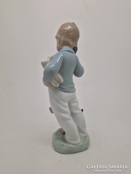 Lladro Nao kisfiú játékmacival és kutyával 19cm