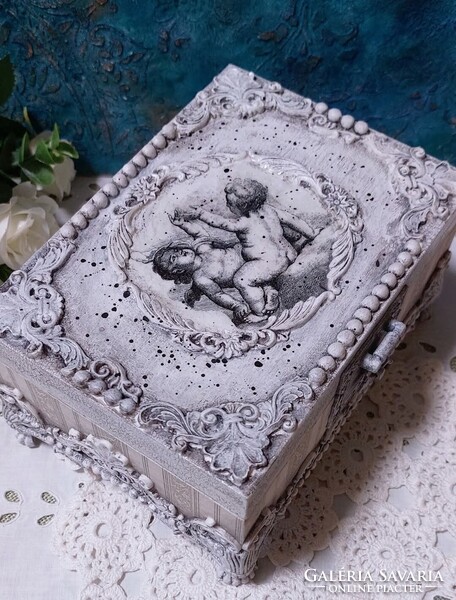 Elegáns, egyedi vintage doboz puttokkal