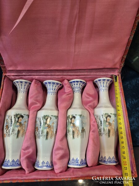 Kínai porcelán vázák eredeti dobozokban.