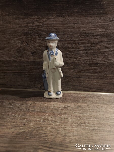 Porcelán férfi esernyővel