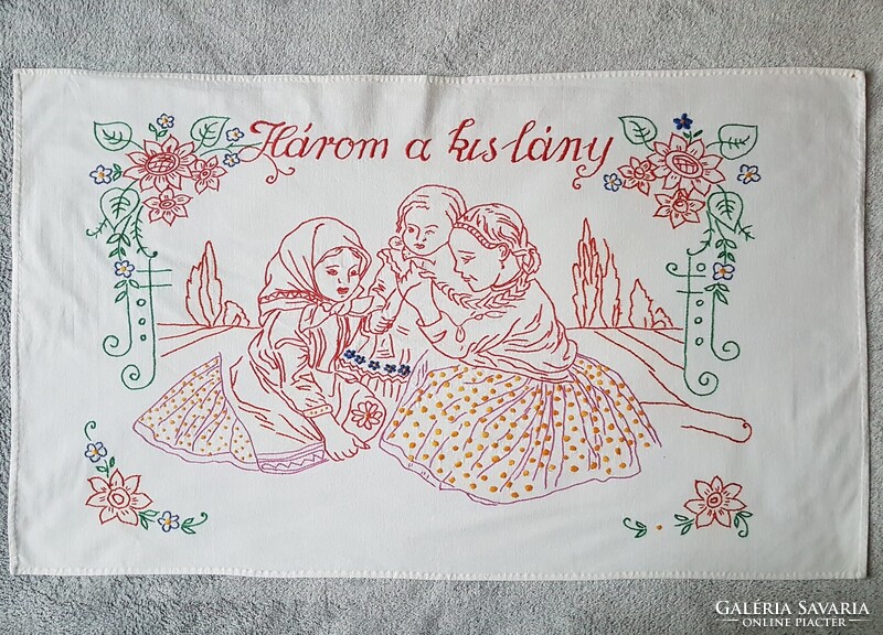 Három a kislány - kézzel hímzett vászon falvédő 89 x 53 cm