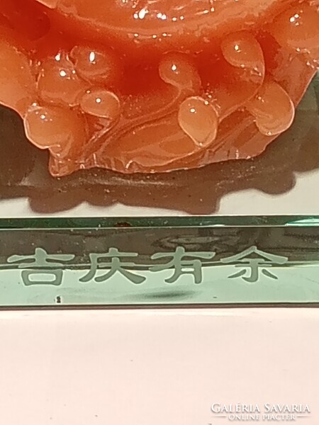 SZÉPEN KIDOLGOZOTT KÍNAI DÍSZTÁRGY KOI PONTY ÜVEGLAPON (G10)