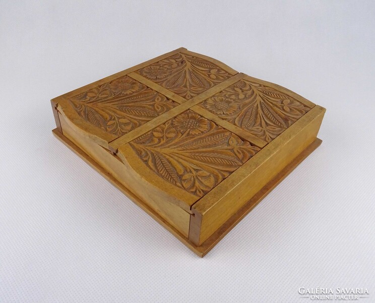 1V970 Régi nagyméretű faragott fedelű, négyrekeszes fadoboz 20.5 x 19 x 4.5 cm