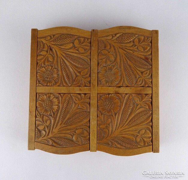 1V970 Régi nagyméretű faragott fedelű, négyrekeszes fadoboz 20.5 x 19 x 4.5 cm