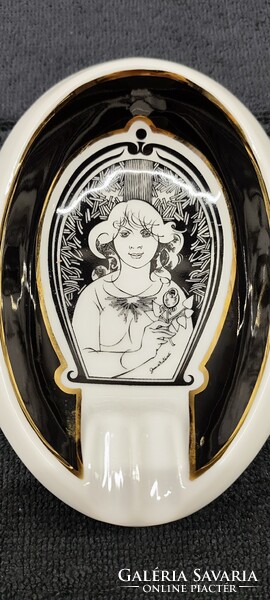 Jurcsák László motívumaival díszített "Eros" sorozatból hollóházi porcelán ovális hamutál