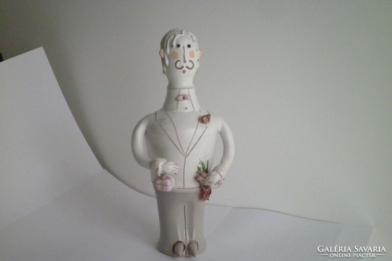 Zákány Eszter "úr virágcsokorral" kerámia figura