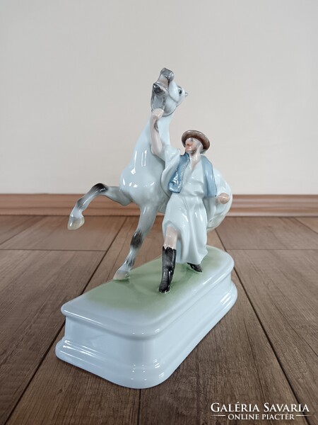 Régi Herendi porcelán Lovát fékező csikós