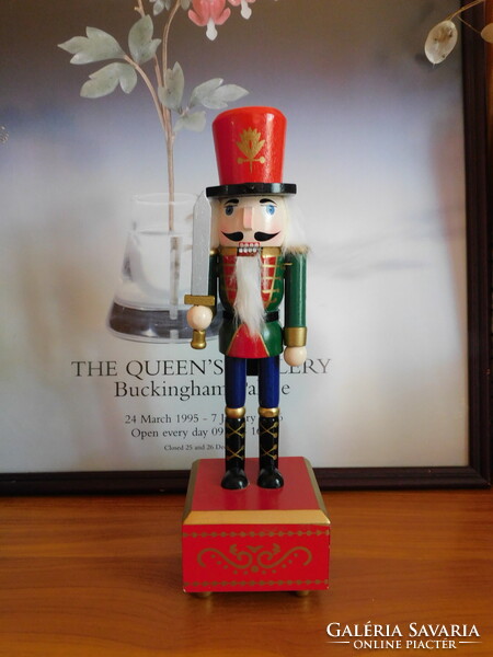 Klasszikus kardos diótörő figura (30.5 cm) - zenedobozzal