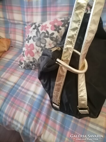 Szebbnél szebbek molett nálam mutatós nagyméretű utazó táska vagy strandtaska 50x35x16