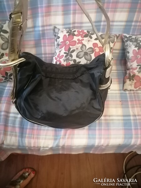 Szebbnél szebbek molett nálam mutatós nagyméretű utazó táska vagy strandtaska 50x35x16