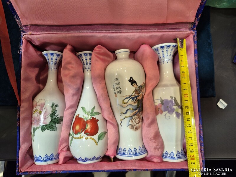 Kínai porcelán vázák original dobozokban.