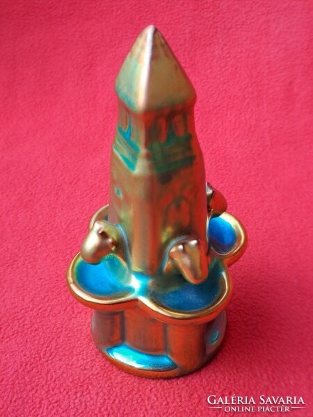 Pajzspecsétes, gyönyörű színekben pompázó Zsolnay eozin szökőkút