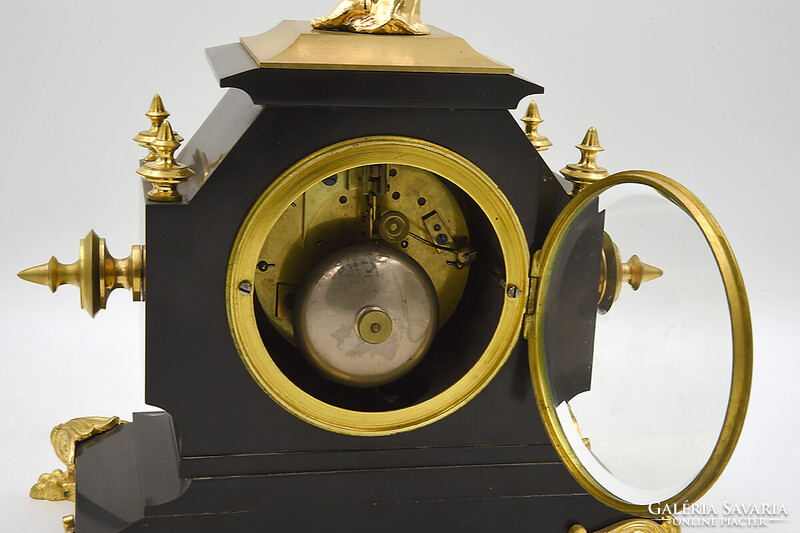 19. századi francia aranyozott bronz és márvány óra, 1880 körül.
