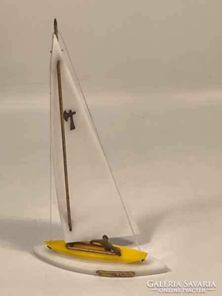 Retro plexi vitorlás réz figurával "Balatoni emlék" 19 cm magas
