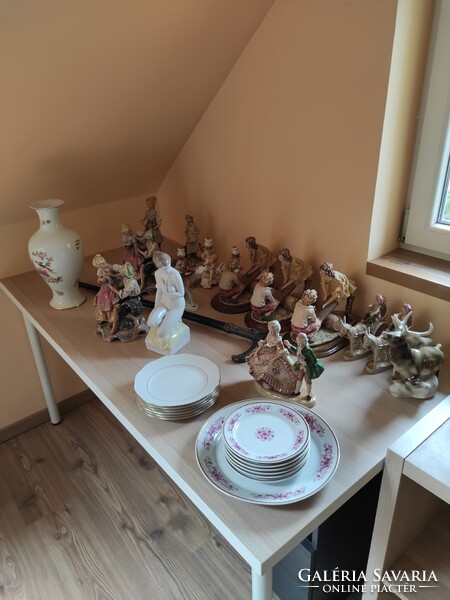 Porcelántárgyak, tőr egyben eladó