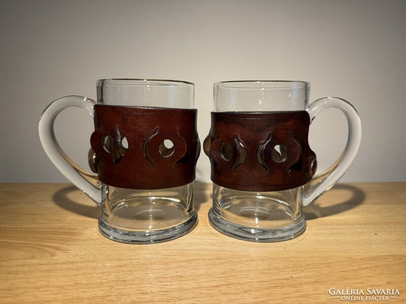 Retró üveg sörös korsó levehető bőr dekorral - 2 db sörös kancsó