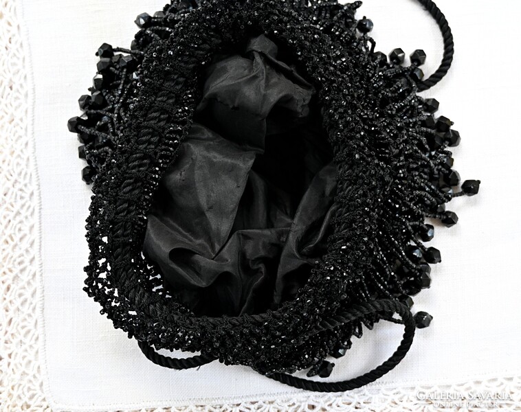 Antik 1890–1920-as francia stílusú estélyi retikül – csiszolt fekete üveggyöngyökkel (French Jet)