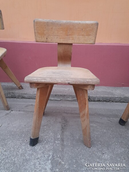 3 darab iskolai fa szék az 1950-1960-as évekből